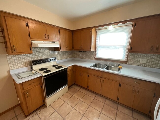 Building Photo - 3850 S 75th St Unit 3850 S 75th St #1