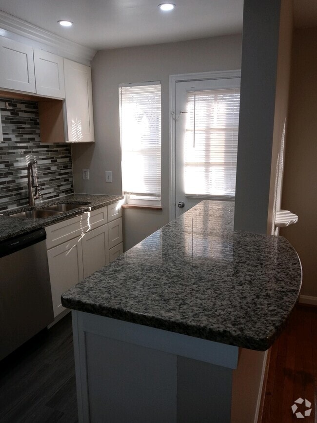 Building Photo - 6605 Chestnut St Rental