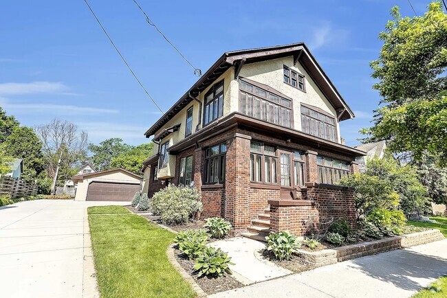 Building Photo - 615 N Lawe St Rental