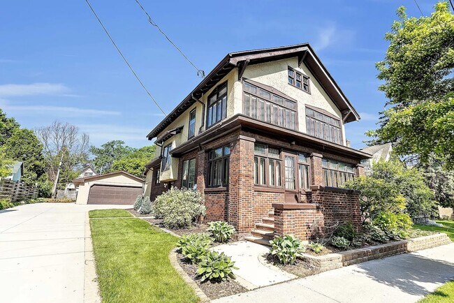 Building Photo - 615 N Lawe St Rental