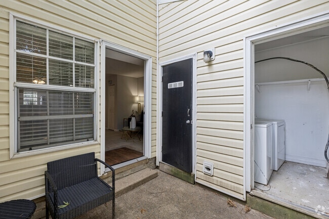 2BR, 1.5BA - 981SF - Patio