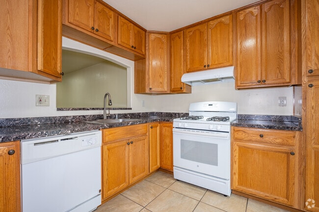 2BR, 1.5BA - 1,000SF - Kitchen
