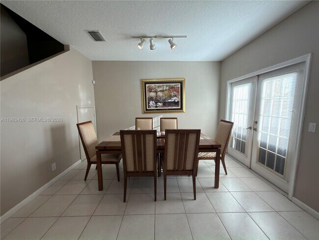 Photo - 1651 Hawthorne Pl