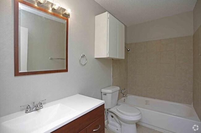 2BR,1BA - 840SF - BATHROOM