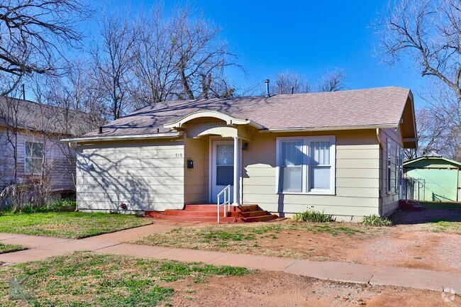 Building Photo - 2 bedroom 2 bath! NEW PAINT! NEW STOVE! Rental