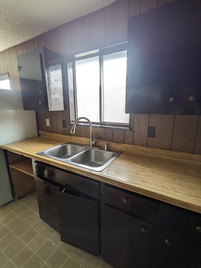 Kitchen - 432 W Buhne St Unit 1