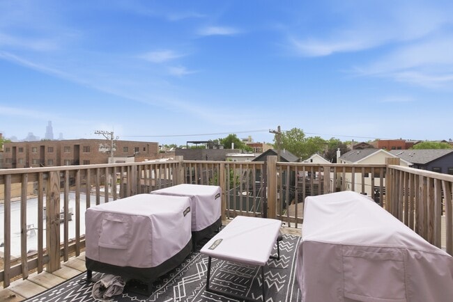Building Photo - 2033 W Huron St Unit 3