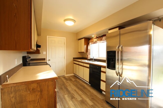 Photo - East-End Home with Large Garage for Lease!