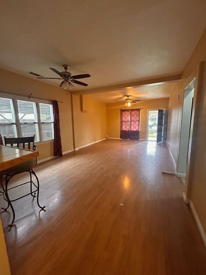 Charming house for rent in Visalia! Rental For Rent in Visalia, CA