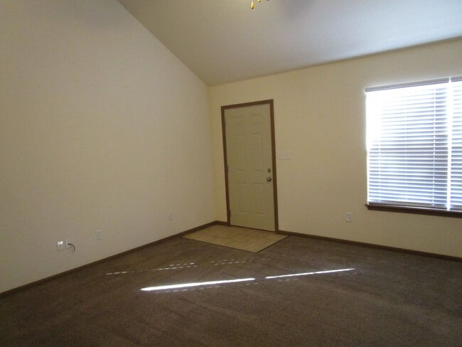 Photo - 707-707 Glenstone Dr Unit 705 Glenstone Drive