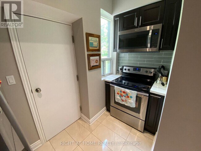 Photo - 989 Dufferin St
