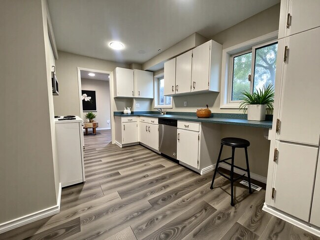 Photo - Detached Home In Stoney Creek!