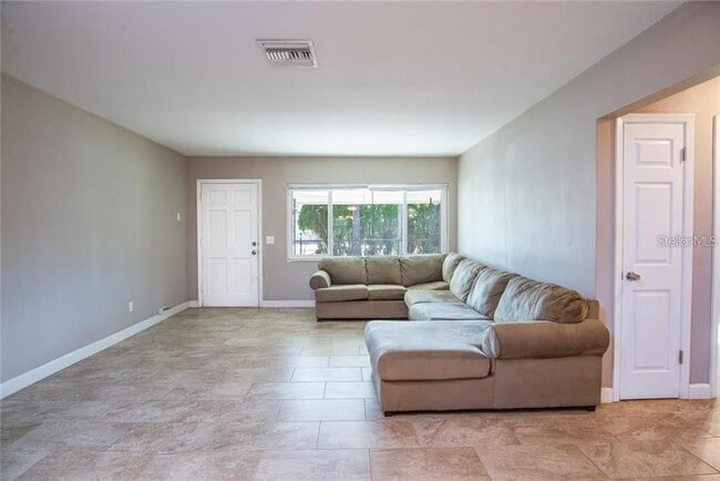 Photo - 2074 Greenbriar Blvd