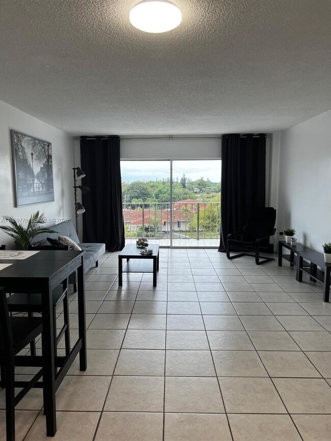 Building Photo - 4164 Inverrary Dr Unit 510