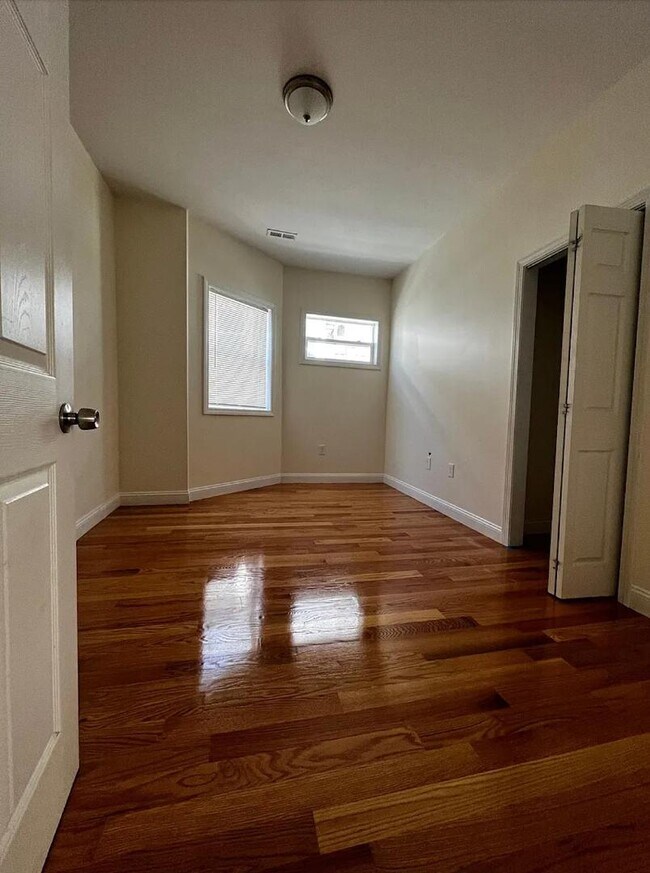 57 Woodford St
