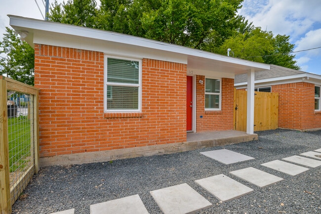 Building Photo - 2501 McKee St Unit 2501 1/2 RED Rental