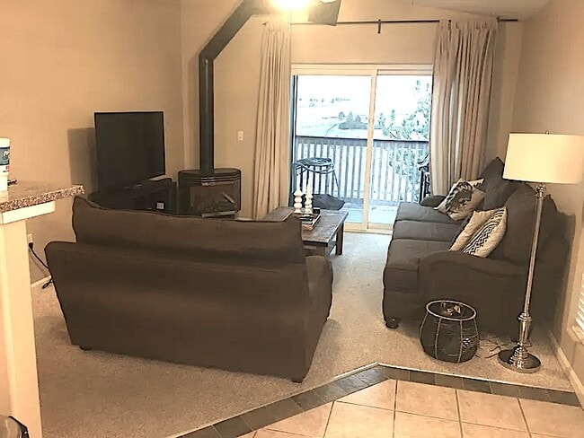 Sala de estar familiar con balcón - 8415 Pebble Creek Way