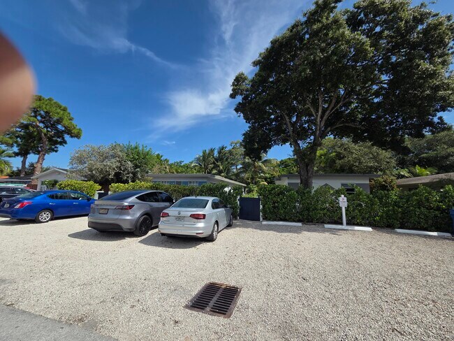 Photo - 898 NE 40th St