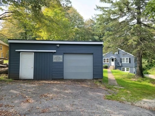 Garage with 1 Minnesota sign - 1 Minnesota Rd Unit apt # 1