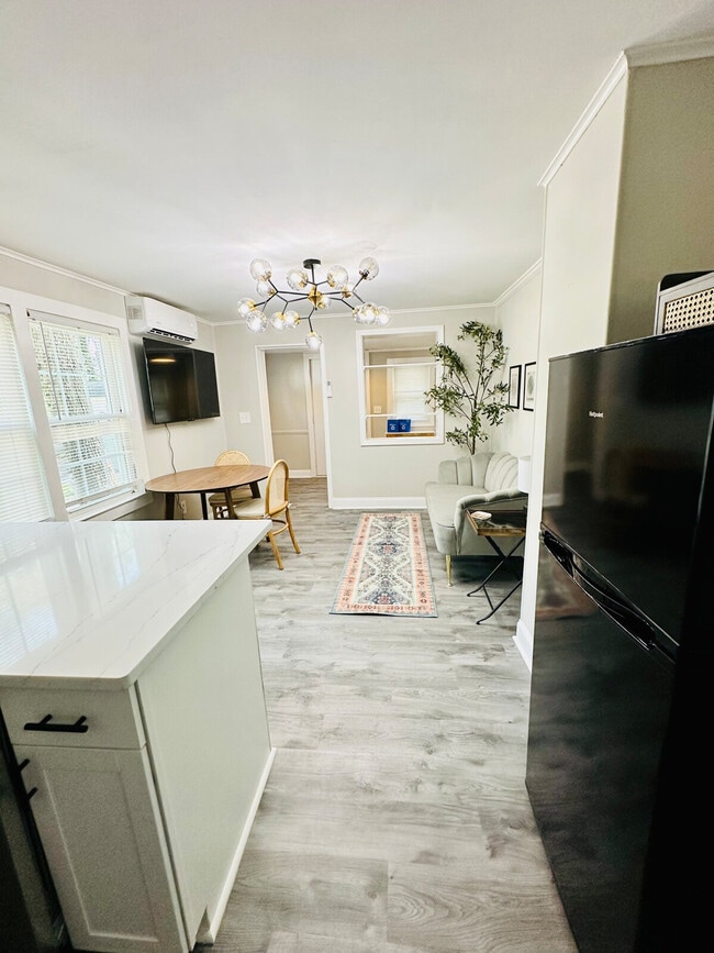 1B Christopher St Unit SI ID1234784P