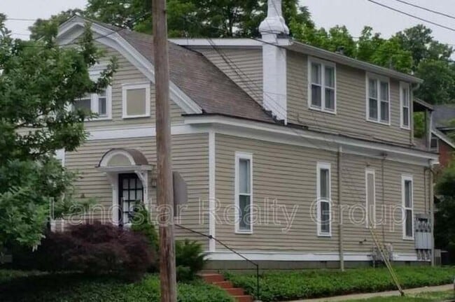 Building Photo - 2127 Grinstead Dr Unit 3