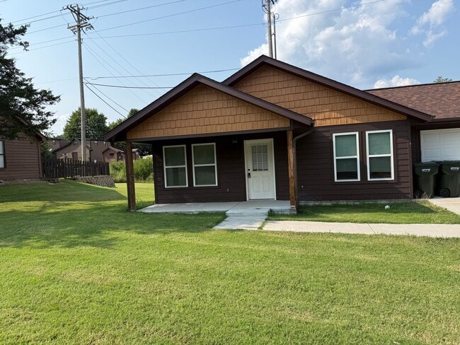 Building Photo - Beautiful 3 Bedroom Home with Fenced Yard in Hollister