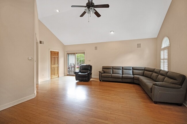 Photo - 605 Hidden Ln