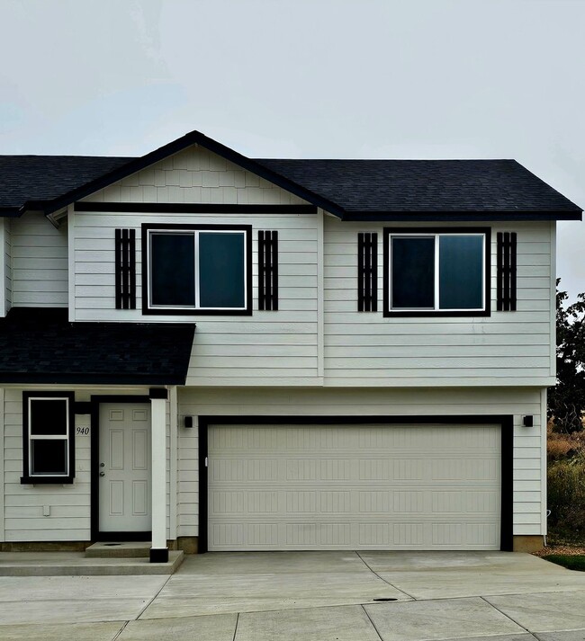 Building Photo - New Construction 3 Bedroom Townhome-Style Duplex – Modern Living in Madras