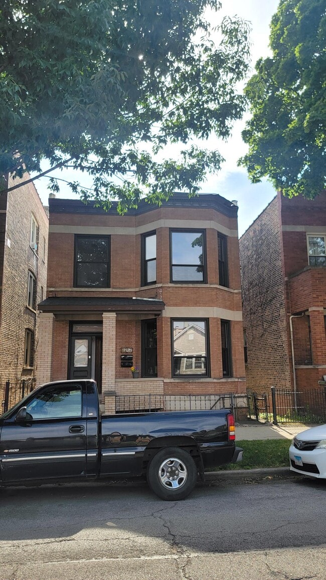 Building Photo - 3317 S Union Ave Unit 2nd floor