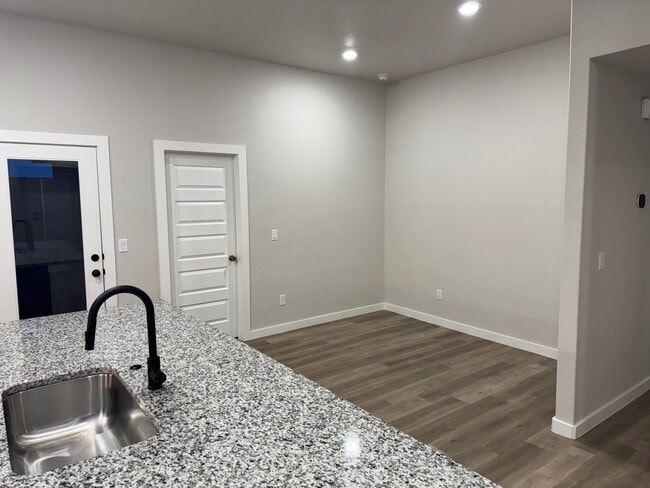 Building Photo - 400 Panhandle Dr Rental