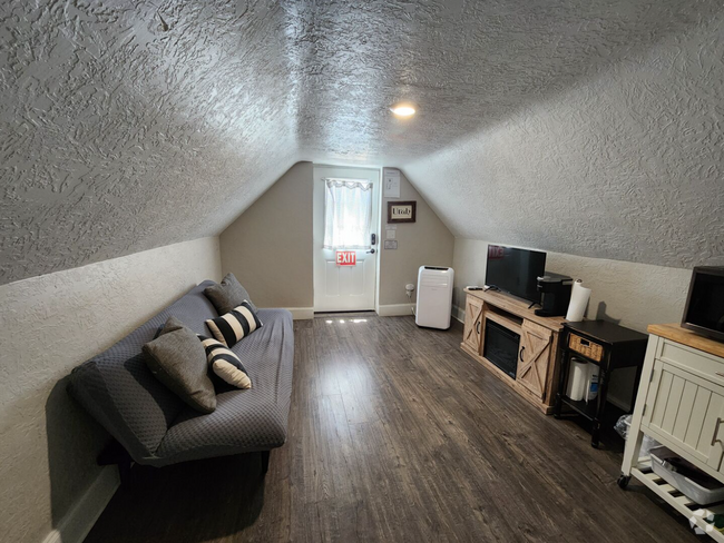 Building Photo - The Attic!!! The Pad you always wanted! Rental