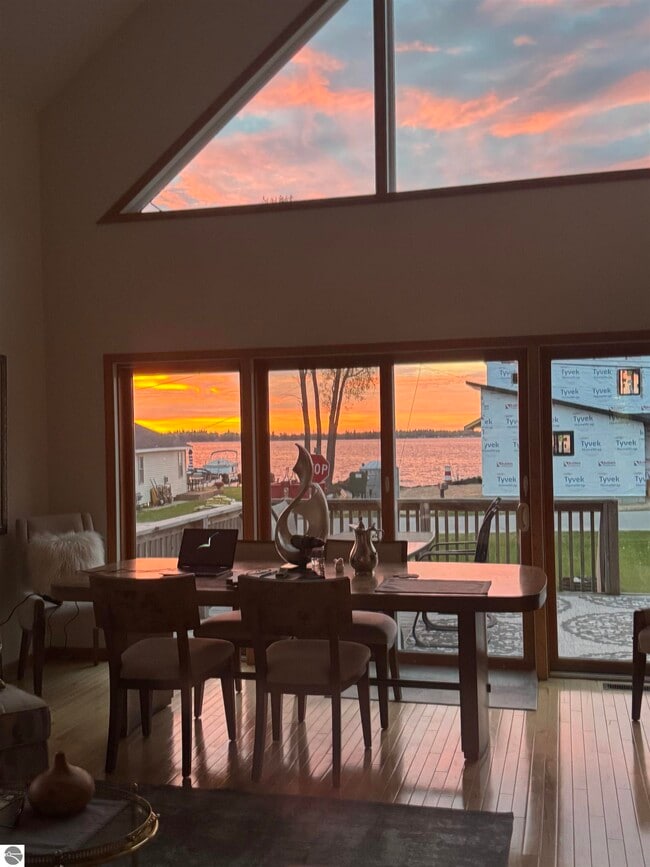 Building Photo - 302 S Lake Dr