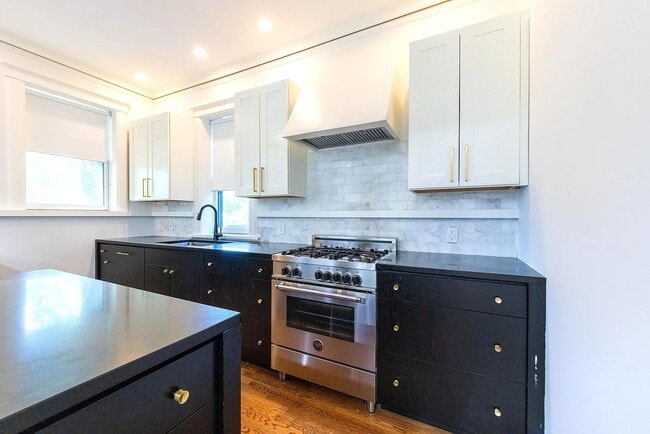 Photo - Gorgeous U-City Pershing Ave 4 bedroom/3 bath GEM - Fully Furnished with CLASS AND ELEGANCE - Mus...