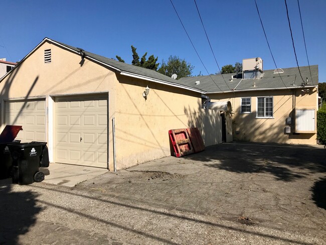 Parking Spots/ Tandem - 14724 Burbank Blvd Townhome