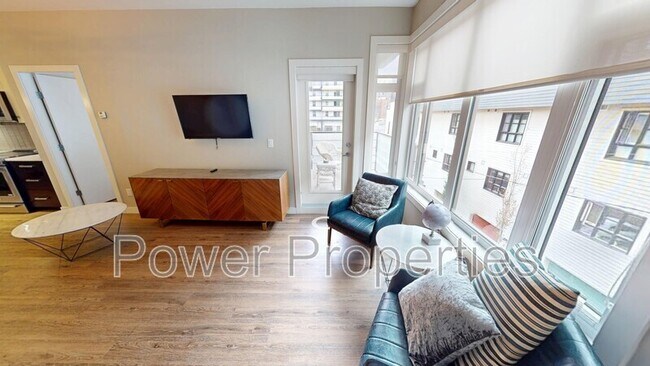 Photo - 1720-310 10 St SW