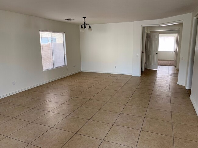 Building Photo - Affordable 5 Bedroom Living in Growing Maricopa