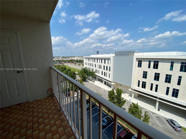 Photo - 4675 W 18th Ct Condominio Unidad 803