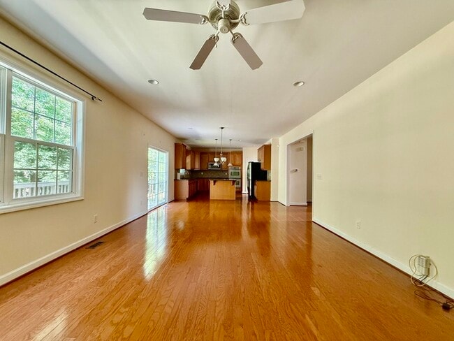 Photo - 410 Harkness Cir