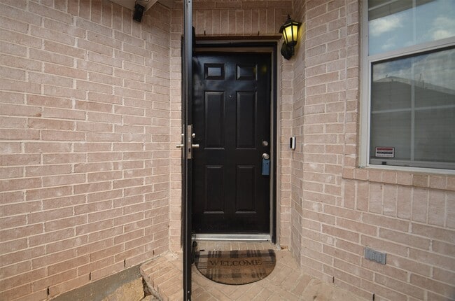 Photo - 2911 Meadowglen Cove