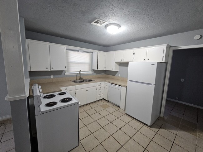 Photo - 411 NW Greenmeadow Dr