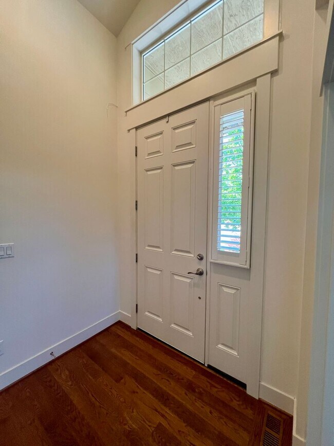 Photo - Spacious Home on Golf Course  - All Bedrooms En Suite