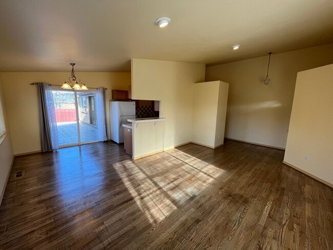 Photo - 3 Bed/2 Bath Single Level Home in NE Bend - Fully Fenced Backyard