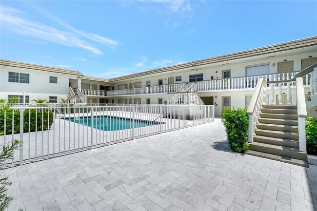 Building Photo - 5450 Hollywood Blvd Unit 206