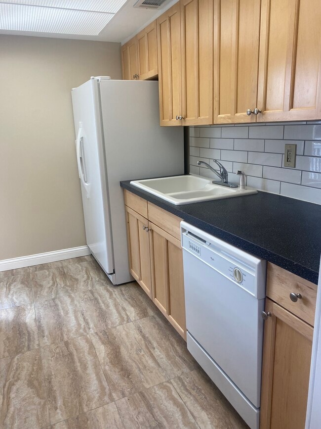 Kitchen - 105 E Ticonderoga Dr Unit L