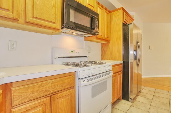 Building Photo - 205-207 Madison St Unit 2A