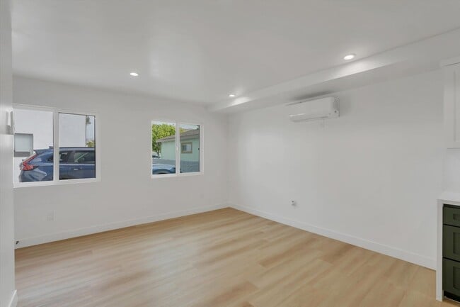 Photo - 2114 E 2nd St