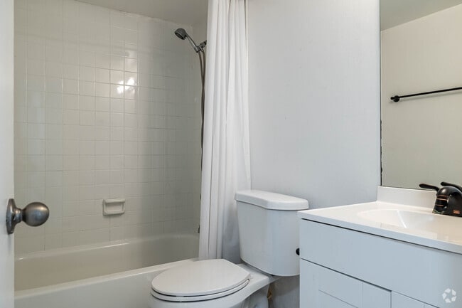 2 BR, 1 BA - 760SF
