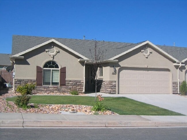 Building Photo - Spacious 3 Bedroom House