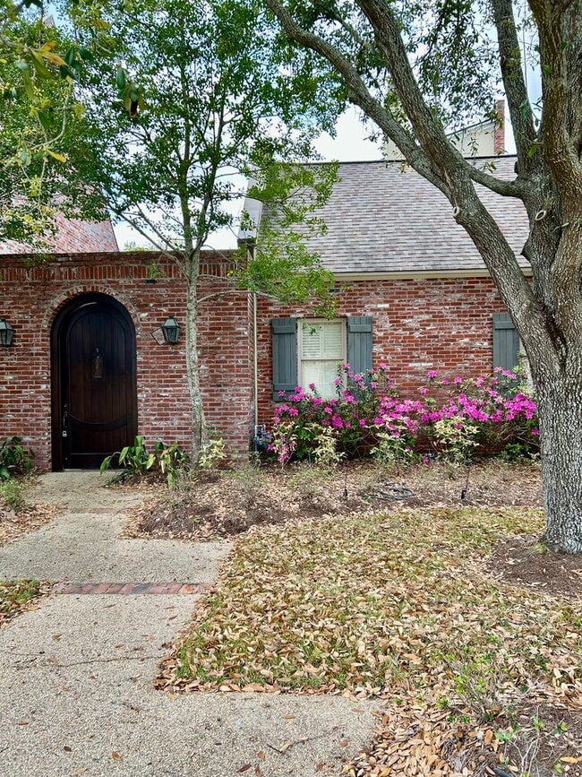 Building Photo - Bocage Lake