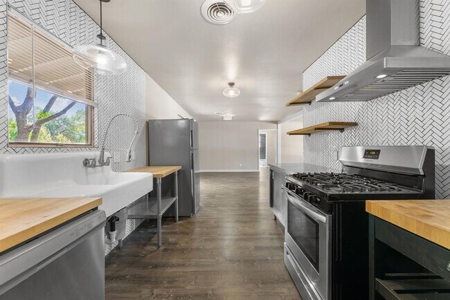 Photo - 5302 Robinsdale Ln